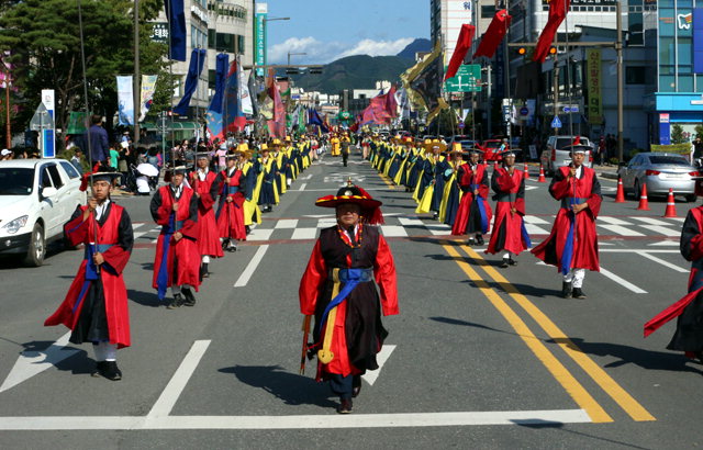 ▲ 지난해 홍천 무궁화축제 전야제로 열린 민관군 시가행진 모습.