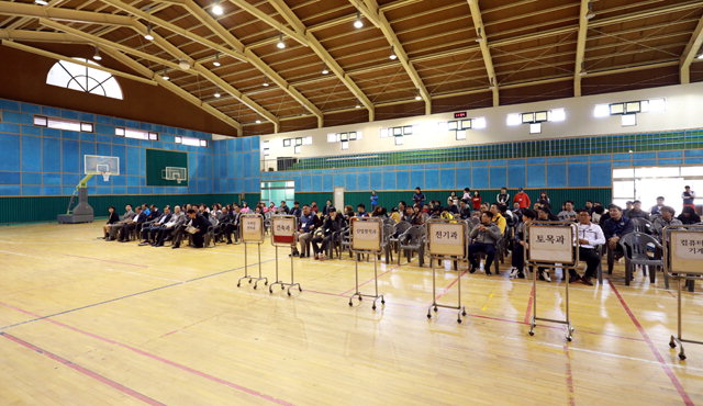 ▲ 원주공고 총동문가족 체육대회가 15일 오전 모교에서 동문들이 참여한 가운데 열렸다.