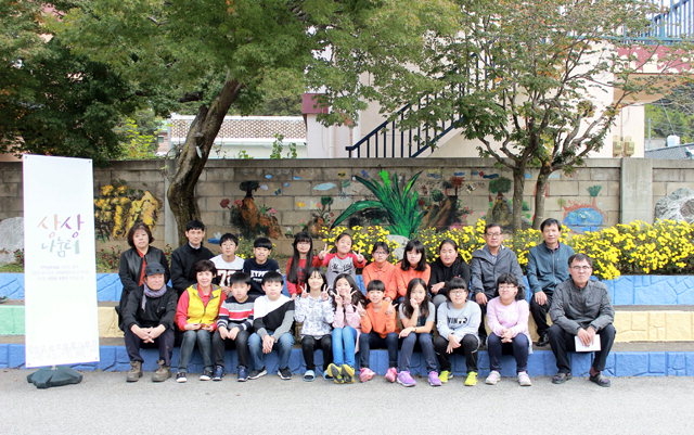 ▲ 정선 화동초 학생들과 지역 미술작가 김형구 화백은 지난 10일부터 17일까지 학교벽화 그리기 프로그램을 진행했다.