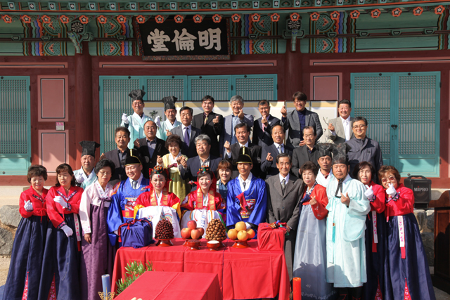 ▲ 철원군 다문화가족지원센터(센터장 진익태)는 24일 철원향교에서 지역에 거주하고 있는 다문화가족 2쌍에 대한 전통혼례식을 개최했다.