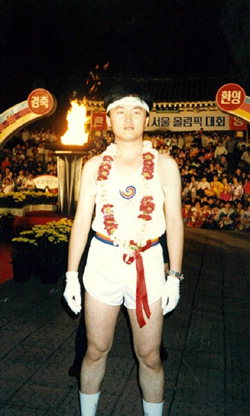 ▲ 1988년 서울올림픽 성화봉송때의 박영봉씨.