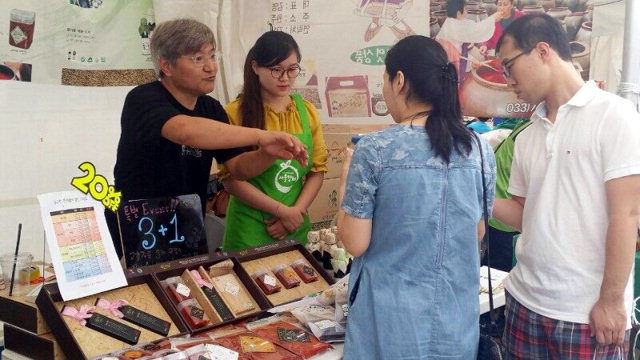 ▲ 이자형(사진 왼쪽) 싱그런협동조합 이사와 직원들이 최근 열린 한 판매전에 참가해 자사 상품을 판매,홍보했다.
