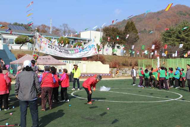 ▲ 춘천 소양강댐효나눔복지센터는 8일 소양호농어촌인성학교에서 개관 8주년 기념 9988청춘운동회를 열었다.