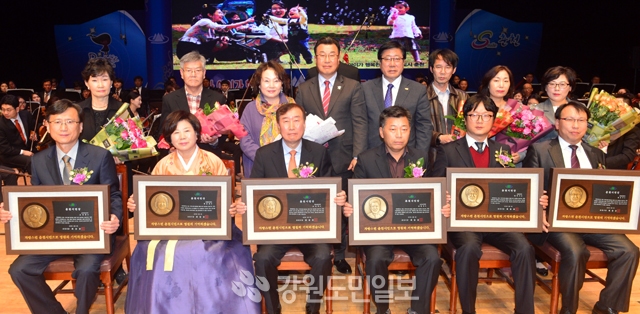 ▲ 제25회 춘천시민의날 기념행사가 8일 문화예술회관에서 열렸다. 박상동