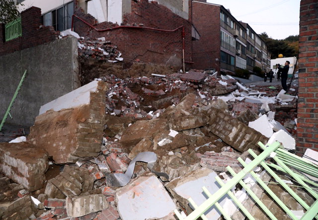 ▲ 15일 포항에서 발생한 지진으로 북구의 한 빌라 외벽이 무너져 내려 파편이 뒹굴고 있다.  연합뉴스