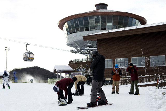▲ 해발 1340m 고원에 위치해 하늘 아래 첫 번째 스키장으로 불리는 ‘하이원스키장’이 지난 18일 오픈했다.