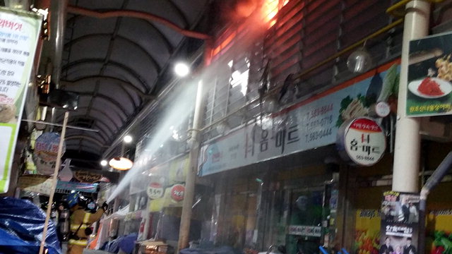 ▲ 지난 19일 밤 11시 49분쯤 정선군 정선읍 정선아리랑시장 내 2층 마트에서 화재가 발생했다.화재는 긴급 출동한 119소방대에 의해 20일 오전 1시 3분쯤 진화됐다.