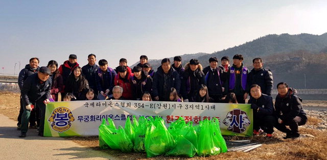▲ 홍천무궁화라이온스클럽(회장 음수연)은 20일 홍천강 일대에서 회원 37명이 참여한 가운데 환경정화활동을 했다.