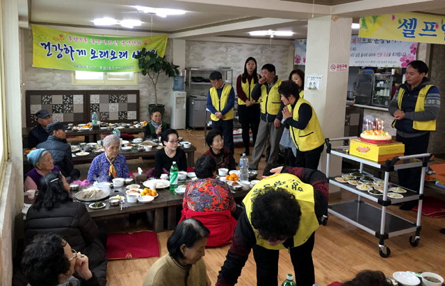 ▲ 춘천 후평3동 주민자치위원회(위원장 최상순)와 주민센터는 20일 지역내 한 음식점에서 홀몸어르신 생신잔치를 열었다.