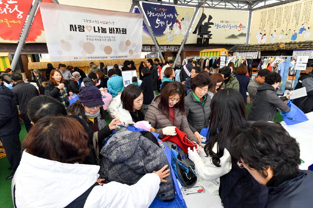 ▲ 정선 ‘아리마을 사랑 나눔’ 바자회가 21일 정선아리랑시장에서 열렸다.