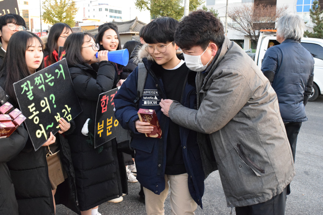 ▲ 대학수학능력시험 당일인 23일 강릉여고 앞에서 학생들이 수험생들을 응원하고 있다.