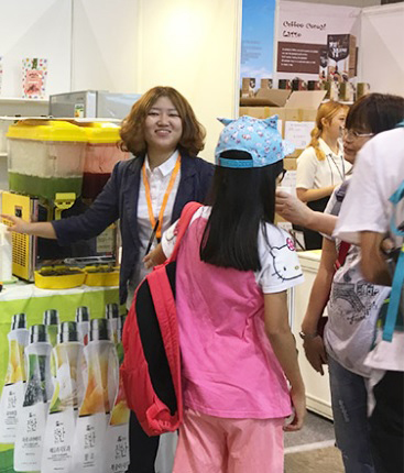 ▲ 웰파인이 지난 8월 홍콩에서 열린 2017홍콩푸드엑스포에 참가해 ‘더진한’ 등 각종 브랜드 음료를 선보였다.