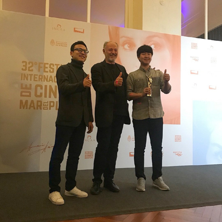 ▲ 김대환(사진 오른쪽) 감독이 제32회 마르델플라타국제영화제에서 최우수각본상을 수상했다.