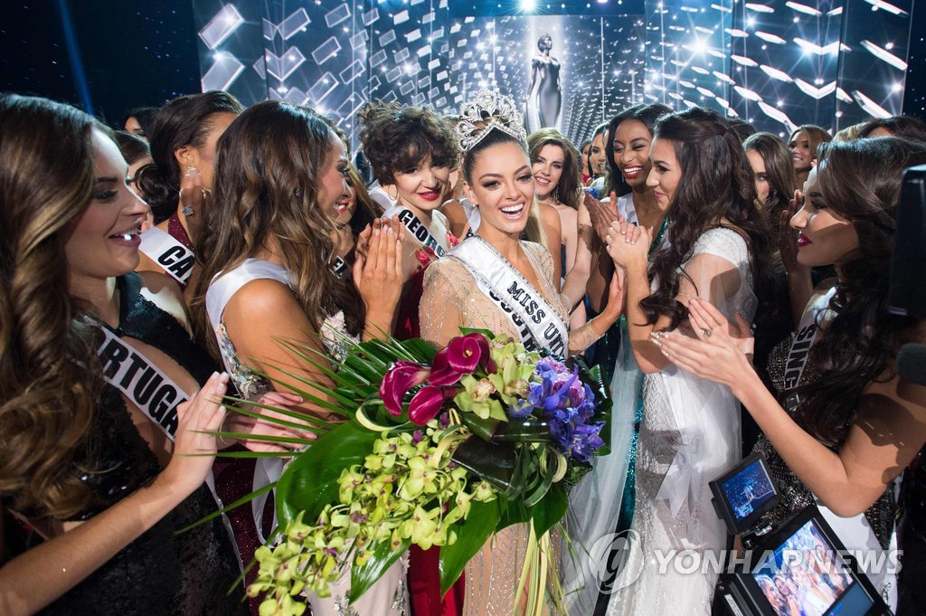 ▲ Demi-Leigh Nel-Peters, Miss South Africa 2017 is congratulated by fellow contestants after being crowned Miss Universe at the conclusion of the three-hour special programming event on FOX at 7:00 PM ET live/PT tape-delayed on Sunday, November 26th from the AXIS at Planet Hollywood Resort & Casino in Las Vegas, NV. / AFP PHOTO / Miss Universe Organization / Matt Petit / RESTRICTED TO EDITORIAL USE / MANDATORY CREDIT: "AFP PHOTO / THE MISS UNIVERSE ORGANIZATION / MATT PETIT"/ NO MARKETING / NO ADVERTISING CAMPAIGNS / DISTRIBUTED AS A SERVICE TO CLIENTS
