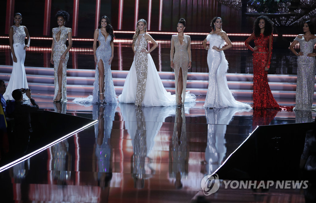 ▲ Contestants stand on stage during the Miss Universe pageant Sunday, Nov. 26, 2017, in Las Vegas. (AP Photo/John Locher)