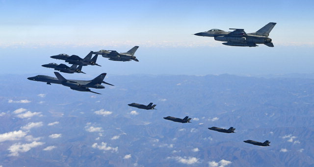 ▲ 한미 연합공중훈련 ‘비질런트 에이스(Vigilant Ace)’가 계속된 6일 한반도 상공에서 미국의 장거리전략폭격기 B-1B ‘랜서’ 1대와 한국공군 F-16 2대, F-15K 2대, 미국 공군 F-35A 2대, F-35B 2대가 편대 비행하고 있다.