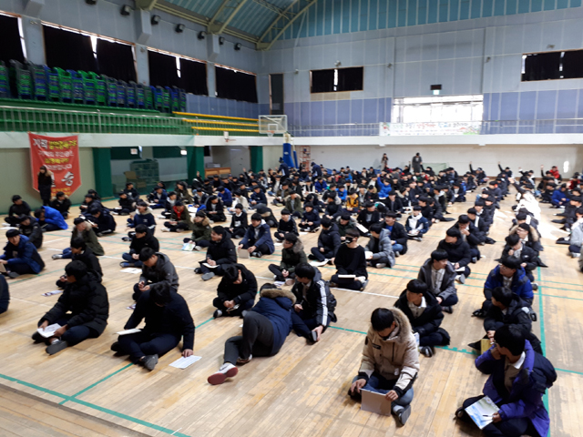 ▲ 한국자유총연맹 속초시지회는 8일 설악중 체육관에서 학생들을 대상으로 2017 청소년 통일안보 퀴즈경연대회를 개최했다.