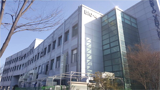 ▲ 유바이오로직스가 2012년 춘천바이오산업진흥원 바이오 4동에 구축한 백신 생산 공장 전경.