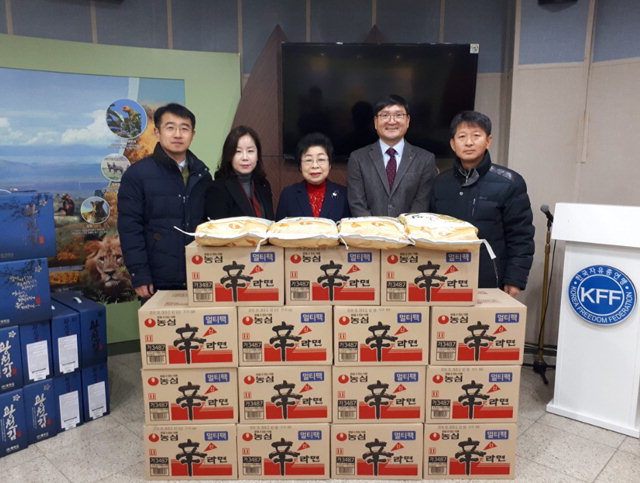 ▲ NH농협 춘천시지부(지부장 길천수)는 11일 한민족통일여성도협의회(회장 정명자)를 방문,북한이탈주민을 위한 생필품을 전달했다.