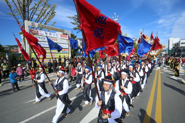 ▲ 지난 10월 13일 홍천읍내에서 펼쳐진 제39회 홍천무궁화축제 거리 퍼레이드
