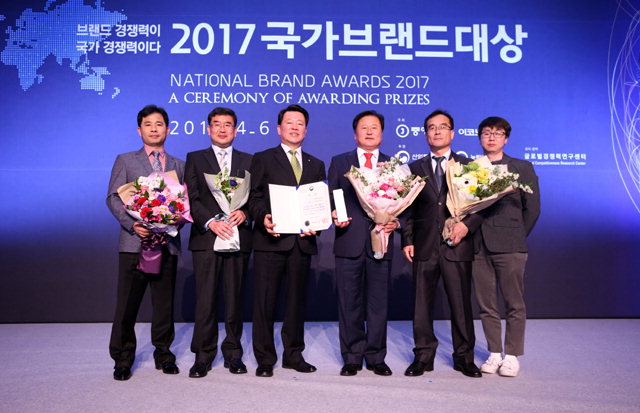 ▲ 홍천한우 늘푸름이 4년 연속 2017 국가브랜드대상과 12년 연속 소비자시민모임 우수 축산물 브랜드 수상했다.