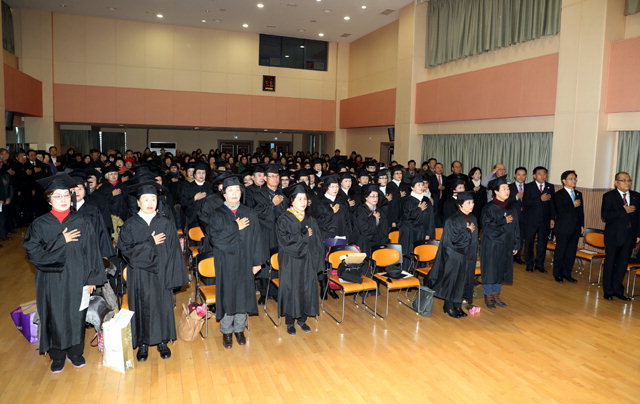▲ 제33회 강릉노인대학 졸업식이 12일 노인종합복지관 대강당에서 졸업생등이 참석한 가운데 열렸다.