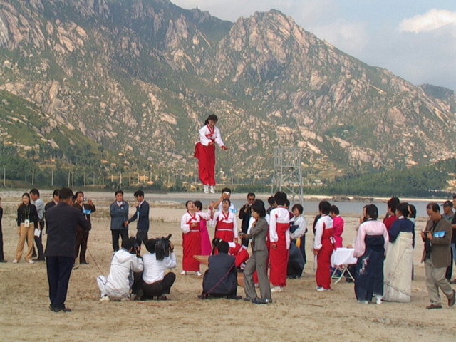 ▲ 김흥우 작 ‘남북문화축전에서 널뛰기를 하는 북한 주민들’