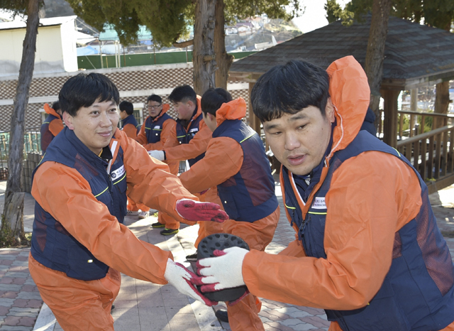 ▲ 해군 1함대(사령관 박기경) 수리창 군무원들은 13일 동해 묵호동 저소득층 가정 3곳을 방문,연탄배달 봉사 활동을 했다.