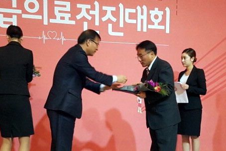 ▲ 화천군보건의료원(원장 이재성)이 13일 서울 JW메리어트호텔에서 열린 제13회 응급의료전진대회에서 보건복지부장관상을 수상했다.