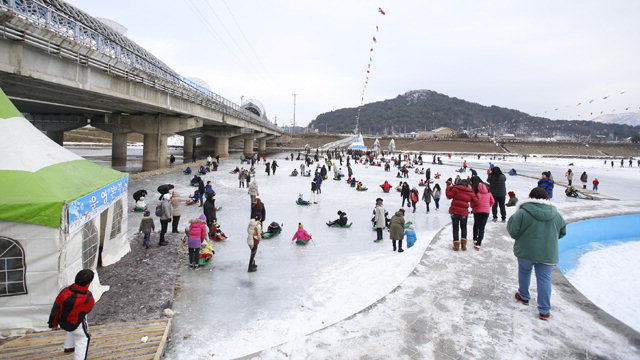 ▲ 제10회 철원 화강 쉬리마을 얼음마당이 오는 22일 개장,내년 1월 31일까지 운영된다.사진은 지난해 얼음마당 행사 모습.