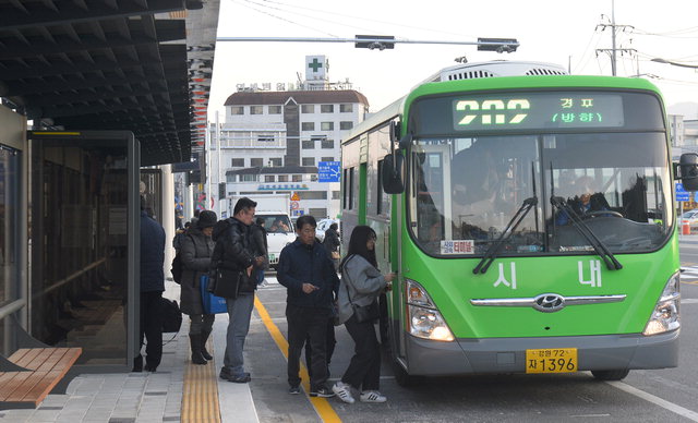 ▲ 평창동계올림픽 강릉 주차장 인근에서 시민들이 버스를 타는 모습.평창올림픽 기간 관중들은 버스를 통해 경기장을 이동할 수 있다. 정일구