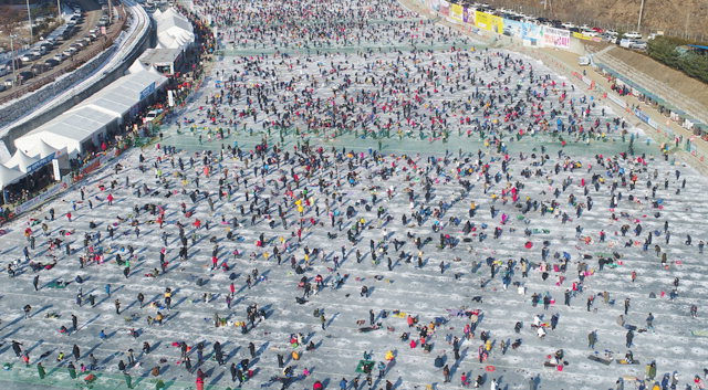 ▲ 화천산천어축제가 지난 6일 개막해 축제장인 화천천 일대가 인산인해를 이루고 있다.