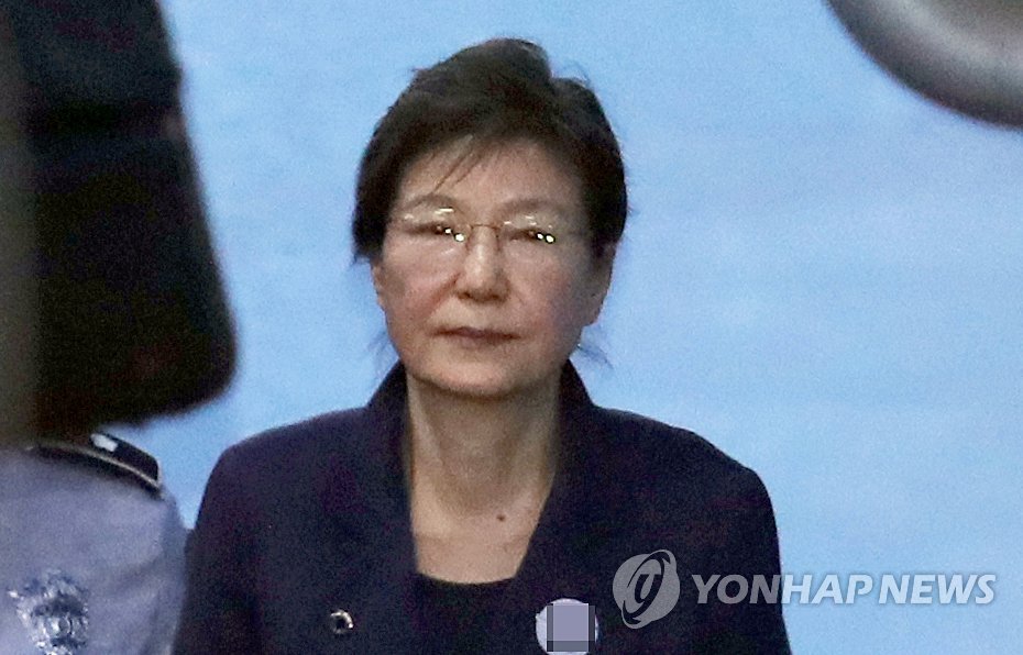 ▲ 박근혜 전 대통령이 지난해 10월 16일 구속 기간 연장 후 공판을 마친 뒤 서울중앙지법을 나서고 있다.