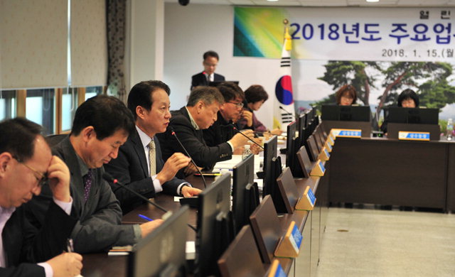 ▲ 김연식 태백시장은 15일 청내에서 주요업무시행계획 보고회를 개최했다.