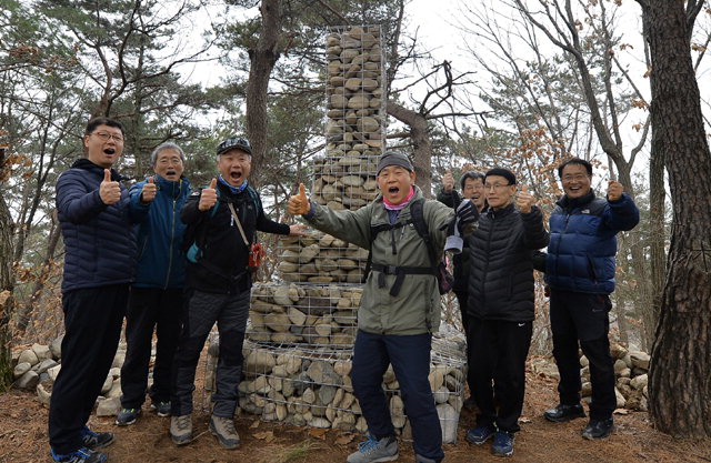 ▲ 이석균씨(왼쪽 세번째)와 동료들이 17일 오후 3년동안 2018평창동계올림픽 성공개최를 기원하는 돌탑을 완공한 후 환호하고 있다.