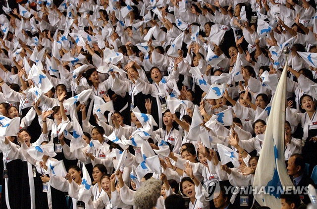 ▲ 지난 2003년 대구 하계유니버시아드대회 남자배구 결승에서 한국을 응원하는 북한 응원단. 연합뉴스 자료사진  