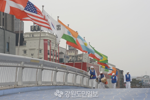 ▲ 동계올림픽을 23일 앞둔 17일 강릉에서 참가국들의 국기들이 휘날리고 있다.  박상동  