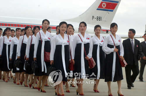 ▲ 2003년 대구 U대회 참가차 김해공항으로 입국하는 북한 응원단