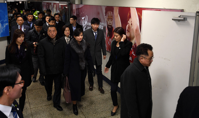 방남 이틀째인 현송월 단장을 비롯한 북한 예술단 점검단이 22일 서울 잠실실내학생체육관을 방문하고 있다.