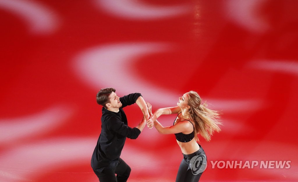▲ epa06461195 Alexandra Stepanova (R) and Ivan Bukin (L) of Russia perform during the Gala Exhibition of the ISU European Figure Skating Championships in Moscow, Russia, 21 January 2018.