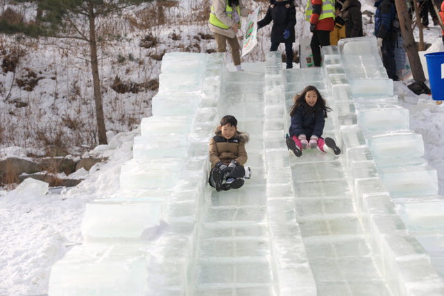 ▲ 태백산국립공원 당골광장에 설치된 얼음미끄럼틀 체험장이 어린이들로 북적이고 있다.