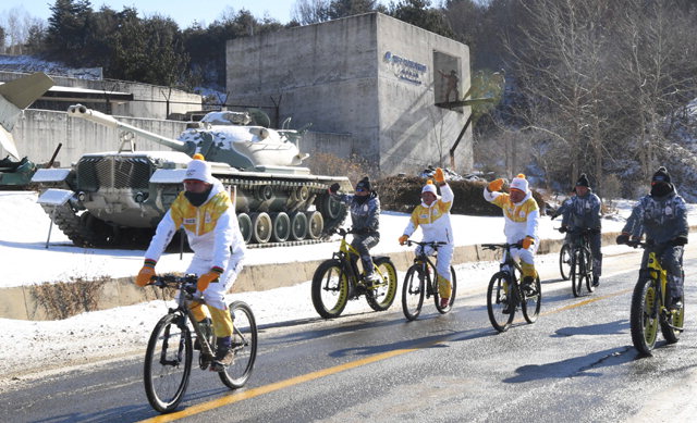 ▲ 평창 동계올림픽 성화가  23일 DMZ 최북단 지역인 양구전쟁기념관 앞을 달리고 있다.  