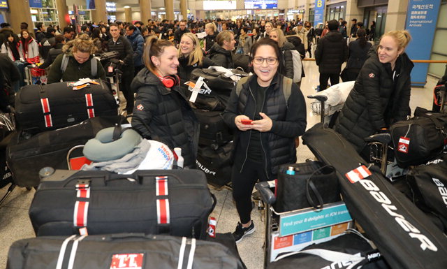 ▲ 평창동계올림픽에 참가하는 캐나다 여자 아이스하키 대표팀이 25일 저녁 인천공항을 통해 입국하고 있다. 연합뉴스