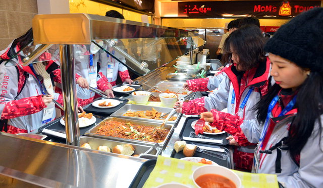 ▲ 평창동계올림픽 자원봉사자들이 30일 알펜시아 오션700에 마련된 식당에서 음식을 담고 있다.  평창올림픽 이동편집국/김명준  