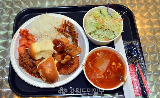 ▲ 30일 자원봉사자 식당에서 제공된 식단.