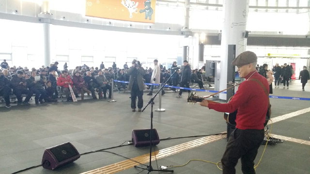 ▲ 31일 오후 동계올림픽 관문인 KTX강릉역사에서 열린 ‘평화 시·노래 콘서트’에 500여명의 청중이 운집,평화의 하모니를 즐겼다.