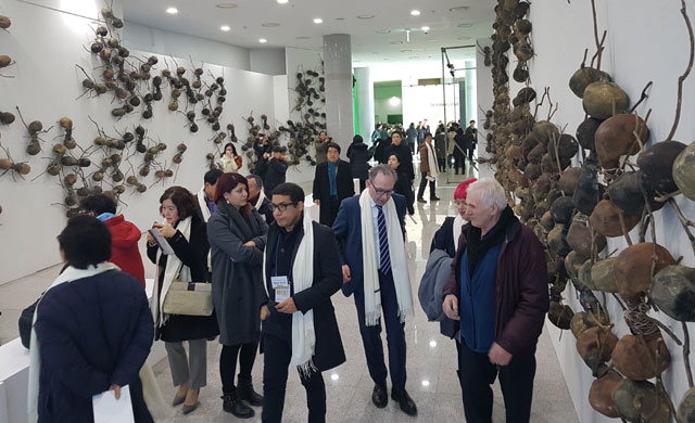 ▲ 2018강원국제비엔날레가 지난 3일 강릉 녹색체험센터에서 개막한 가운데 참석자들이 전시물을 관람하고 있다.