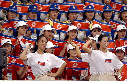 ▲ 2002년 부산아시안게임 2002 부산 아시안게임 역도에 앞서 북한 응원단원들이 단체 응원하고 있다.