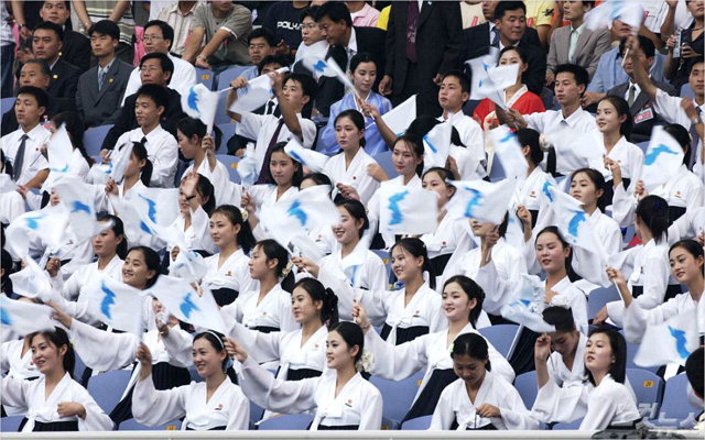 ▲ 2005년 인천 아시아육상선수권대회에서 응원전을 펼치고 있는 북한 응원단이 한반도기를 흔들고 응원전을 펼치고 있다