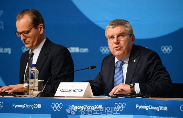 ▲ 토마스 바흐(사진 오른쪽) IOC위원장이 4일 오후 평창올림픽 메인프레스센터에서 기자회견을 열고 러시아 선수 도핑 연루 등에 대해 설명하고 있다. 평창올림픽 이동편집국/최원명  